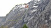 Mannen sett fra parkeringsplassen under Trollveggen. Gult omriss viser det ustabile fjellpartiet Mannen. Bevegelsene innenfor dette området er lave, inntil et par cm pr år. Unntaket er «Veslemannen» (rødt omriss) hvor bevegelsene i den mest aktive delen er over én meter i året (merket 1 på fotoet).