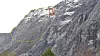 Mannen sett fra parkeringsplassen under Trollveggen. Gult omriss viser det ustabile fjellpartiet Mannen. Bevegelsene innenfor dette området er lave, inntil et par cm pr år. Unntaket er «Veslemannen» (rødt omriss) hvor bevegelsene i den mest aktive delen er over én meter i året (merket 1 på fotoet).