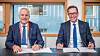Anders Opedal (t.v.) og Mario Mehren ved kontraktsigneringen.