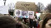 Streikende skoleelever med paroler utenfor Stortinget fredag 22. mars i år.
