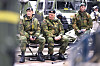 Forsvarssjef Eirik Kristoffersen (t.v.) er invitert til gravferden til kong Harald. Her er de to sammen ved kongens besøk til garnisonen i Sør-Varanger i mars 2023.