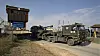 En norsk Scania frakter britisk AS-90 artilleriskyts ut hovedporten på Camp Lebane i Kosovo 15. august 2001. Foto: Torbjørn Kjosvold / Forsvaret