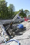 For å sikre eneboligene på Gausel, spuntes det langs grensa for bussveitraseen. Deretter settes det opp støttemur med betong og naturstein. Foto: Kjetil S. Grønnestad