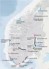 Naturvernforbundets oversikt over de 23 veiprosjektene de ønsker å nedskalere. De røde strekningene nærmer seg byggestart, de blå er planlagt lengst fram i tid. Illustrasjon: Natuvernforbundet / Kartgrunnlag fra Kartverket