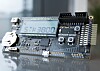 Dette kretskortet med LCD-skjerm er et starter kit for en av mikrokontrollerne til Silicon Labs. Utviklingskortet brukes av kunder for å utvikle applikasjoner. Mikrokontrolleren sitter under LCD-skjermen.