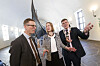 Museumsdirektør Håkon Piene Glørstad (fra venstre), kunnskapsminister Iselin Nybø (V) og UiO-rektor Svein Stølen foran Osebergskipet i Vikingskipmuseet. Som en del av Granavold-erklæringen har de fire borgerlige partiene blitt enige om at det skal bygges et nytt museum for vikingskipene og vikingtidssamlingene.