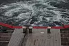 Vaieren er strammet med en trekkraft på rundt 240 tonn. Den skal tåle 500 tonn. Det er Vard Langsten som har montert pullert og kjetting med waier for å teste sine egne fartøy. Noryards har leid plass.