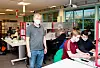 Her ser vi lableder Halsten Aastebøl og studenter fra Energi og miljø-studieprogrammet som gjør labøvelser i faget elektriske maskiner. Foto: Håvard Egge