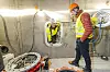 – På Vestlandet er det vanskelig å få tak i teknisk personell på grunn av olje- og gass-næringen. Det er ikke samme problem her, sier Vidar Vold (i luka). Han gir energiminister Terje Aasland en omvisning i anlegget. Foto: Arash A. Nejad