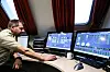 Maskinskjef Bjørn Breiteig har oversikt over driftssystemet på MF Hadarøy via flere skjermer.