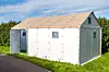 Disse flatpakkede husene skal huse flyktninger i flyktningeleire rundt om i verden. Her er huset satt opp i anledning Miniøya i Oslo.