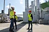 IFEs Fred Martin Kaaby (t.h.) på biogassanlegget med Eystein Helland (hvit hjelm) og Henrik Jenssen i Air Liquide Skagerrak. Høye drivstoffpriser og utsikter til økte CO2-avgifter gjør metan stadig mer attraktivt. Foto: TUM Studio