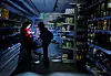 En butikkansatt i Barcelona måtte frem med lommelykten for å hjelpe en kunde under strømbruddet i Spania tidligere i år.