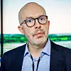 Lars Vågsdal, teknologidirektør i Avinor, forklarer at atomurene er nødvendige for å sikre robust synkronisering av fysisk distribuerte systemer. Foto: Arash A. Nejad