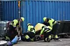 Kjettinger kobles sammen før bollard pull-testen kan begynne.