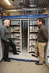 ABB og Marintek åpnet i 2014 et laboratorium for forskning på hybride systemer for skip. Senioringeniør Erik Hennie fra den gangen Marintek og John. O. Lindtjørn fra ABB med batteribanken som står i en container i kjelleren til Sintef Ocean. Bilde: Tore Stensvold