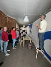 Otovo-sjef Andreas Thorsheim snakker til de ansatte i Madrid under blackouten. Solenergiselskapet kontrollerer 7000 solcelleanlegg i Spania og har halvparten av sine ansatte der.