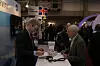 Utstillingsansvarlig Carl Gabrielsen (tv.) og Olav Beier, begge fra Vegdirektoratet, finpusser detaljene før åpning.