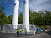 Henrik Jenssen og Eystein Helland i Air Liquide Skagerak sammen med IFEs Fred Martin Kaaby ved det nye flytendegjøringsanlegget. Foto: TUM Studio