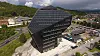 En av utfordringene som Solcellespesialisten måtte løse, var å montere BIPV-paneler fra bomlift, siden sakselift ikke kunne benyttes. Foto: Solcellespesialisten