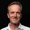 Med riktig styring av veilys kan samfunnet spare både energi og hindre lysforurensing, sier Jan Olav Endrerud, som er daglig leder i Comlight.