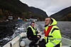 Eivin Berge (t.v.) og Tor Magne Madsen på vei ut til fiskegloben utenfor Stavanger. Bildet er fra da TU besøkte anlegget i 2021. Nå tror Madsen at et canadisk oppdrettsforbud kan sette lukkede anlegg på agendaen igjen.