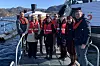 Daværende fiskeriminister Joyce Murray i Canada (med grått hår til venstre i bildet), sammen med folk fra Fishglobe og Grieg Seafood på en av fiskeglobene utenfor Stavanger påsken 2023. Tor Magne Madsen (t. h.) var vertskap. Foto: Privat/Fishglobe