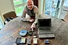Dag Inge Fjeld er blant Norges fremste kjennere av Apple og selskapets historie – her med et knippe av sine historiske duppeditter.