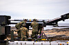 En gruppe soldater fra Luftvernbataljonen Evenes i 133 Luftving lader en Nasams utskytningsrampe med missiler under Formidable Shield 2025 på Andøya.