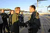 Morten Hanche (t.h) gratuleres av Martin Tesli etter at Hanche 10. november i fjor som første nordmann fløy F-35. Det skjedde på Luftforsvarets 71-årsdag. Foto: Luke AFB