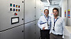 Teknisk produktsjef for energilagringssystemet Save Energy, Jens Hjorteset (t.h) og plassjef Erling Johannesen ved Rolls-Royce avdeling for Power Electric Systems i Bergen i det første komplette hybridsystemet, bygget i en container.