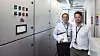 Teknisk produktsjef for energilagringssystemet Save Energy, Jens Hjorteset (t.h) og plassjef Erling Johannesen ved Rolls-Royce avdeling for Power Electric Systems i Bergen i det første komplette hybridsystemet, bygget i en container.