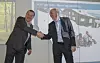 Gratulerer med plussdagen: teknologidirektør Magnus Zetterberg og leder for Telenors mobildivisjon, Bjørn Ivar Moen i Telenor Norge har en god dag på jobben. I dag skrur de på superfart i over 200 kommuner.