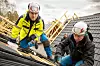 Simon Løining og Pedrag Kamenic monterer et integrert solcelletak, under kyndig veiledning av Ole Johannesen i bakgrunnen.