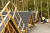 Solcellespesialisten har satt opp sju tak, med forskjellig løsning på hver side. Det gir montørene 14 forskjellige utfordringer å trene på.