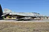 Her er flyet som styrtet, McDonnell Douglas F-4E (AUP) Phantom II med gresk halenummer «01504», amerikansk serienummer «72-1504» og byggnummer «4455», fotografert på Tanagra-flybasen i Hellas i 2022. Foto: Alan Wilson (CC BY-SA 2.0=)