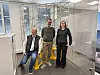 Teknisk leder Ivar Knutsen (midten) i Wind Catching Systems foran modellen av konseptet – flankert av TUs programledere Jan Moberg og Ellen Viseth. Foto: Phelise P