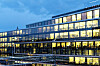 Dagens glassfasader er lite bærekraftige. Produksjonen gir utslipp, og kjøling krever mye energi i den varme årstiden. Nå kommer et alternativ som gir kan gi nytt liv til glassfasader.