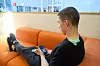 Slik ser dagens prototype ut, med én sensor i nakken, og en annen på fingeren. Gjennom biofeedback-trening skal migrenepasienter lære seg å fylle de tre indikatorene på smarttelefonen opp. Foto: Nordic Brain Tech