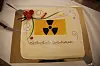 Ife feiret de 20 ekstra budsjettmillionene til opprydding av atomavfall med atomkake (ikke radioaktiv) på Kjeller onsdag. Foto: Øyvind Lie