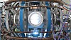 2012 ST-25. Den første reaktoren fra Tokamak Energy er på dette bildet installert i kjelleren under bygning 309 på DTU i Kongens Lyngby. Den bruker konvensjonelle magneter med kobber for å holde plasmaet sammen i kammeret, som har en radius på 25 cm. Magnetfeltet har en styrke på 0,5 tesla. Det egentlige formålet dens var å vise at små reaktorer kan bygges raskt.