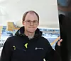 Jarle Kramer tar en doktorgrad ved NTNU om vindpropulsjon for store skip. Han var med på å grunnlegge Flying Foil som utvikler hurtigbåter med neddykkede vinger for å løfte skroget ut av vannet.