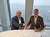 Utbyggingsdirektør Kjell Inge Davik (t.v.) i Statens vegvesen og kystdirektør Einar Vik Arset i Kystverket signerte i dag samarbeidsavtalen om Stad skipstunnel. Foto: Sveinung Nedregotten/Kystverket