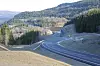Nå kan bilene holde 80 km/t. 3,6 kilometer ny vei i dagen og 1,8 kilometer tunnel reduserer reisetiden forbi Kvamskleiva med fem minutter. Foto: Bjørn Olav Amundsen