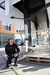 Jarle Kramer ved den lille akterfoilen. Det patenterte vannintaket for vannjeten var ikke montert på modellen da bildet ble tatt. Testingen i Trondheimsfjorden starter i mai 2019.