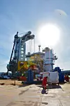 – Det er et enkelt system som består av tårn, cursor og løfteblokk. Løftemekanismen roterer rundt et fast tårn, og går ikke inn og ut, kun opp og ned, forklarer prosjektdirektør i Technip, Sven Guderud.Til venstre står Special handling system, som er spesialbygget med tanke på å løfte kompressormodulene til Åsgard-feltet. Mot høyre står det mindre løftesystemet MHS, som vil ta seg av de mindre modulene.