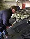 Utstyret som Fishbones har utviklet består blant annet av små borekroner som gjennom et fleksibelt skaft drives av en turbin nede i brønnen. Turbinen ses på enden av de tynne skaftene. Bilde: Fishbones