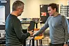 Administrerende direktør Eirik Jørgensen i Amina (t.h.) og produktingeniør Geir Strand viser frem selskapets ladeboks ved en tidligere anledning.