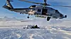 Et Seahawk-helikopter setter inn soldater under øvelse på Grønland.