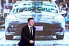 Tesla-gründer Elon Musk produserer Tesla Model 3 i Shanghai. Bildet er fra en av hans presentasjoner av modellen i byen. Nå vurderer EU å innføre en tollmur mot import av alle kinesisk-produserte elbiler.